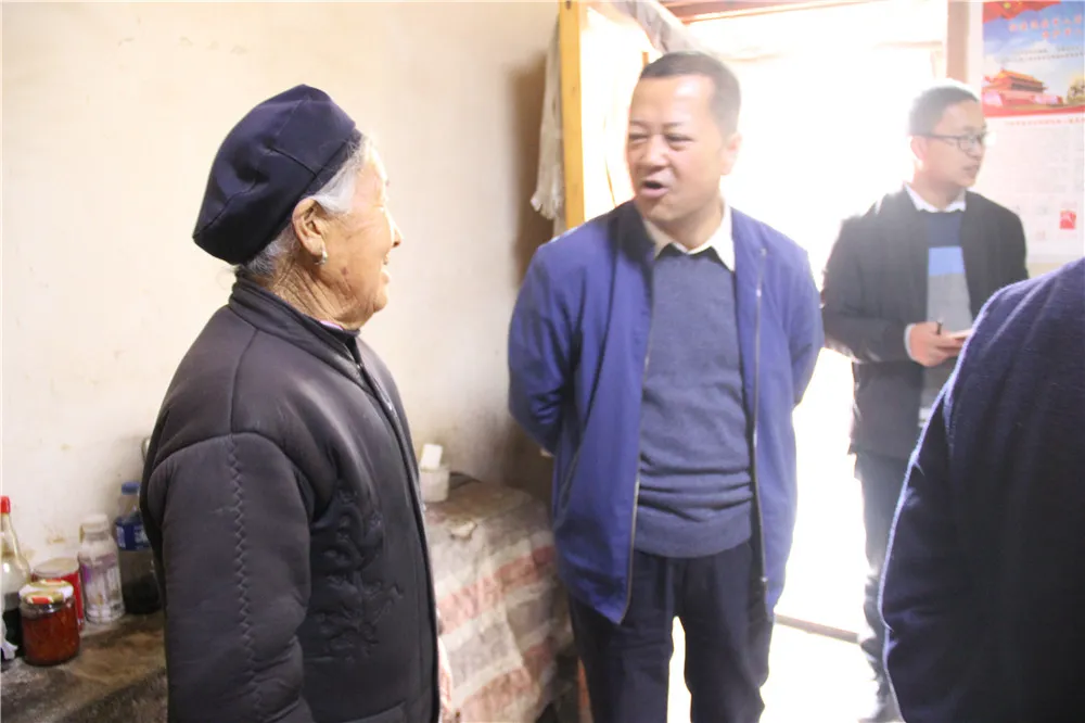 漳县人民检察院党组书记、代理检察长包永辉深入帮扶村走访调研乡村振兴工作