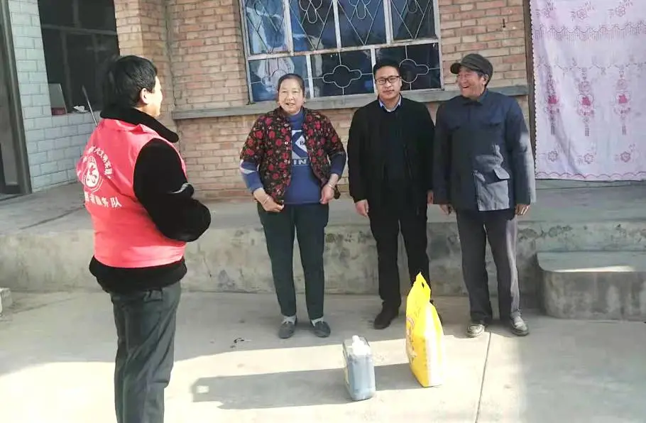 【乡村振兴】张家岭村驻村帮扶工作队联合村“两委”开展春节前老党员、退伍军人走访慰问活动